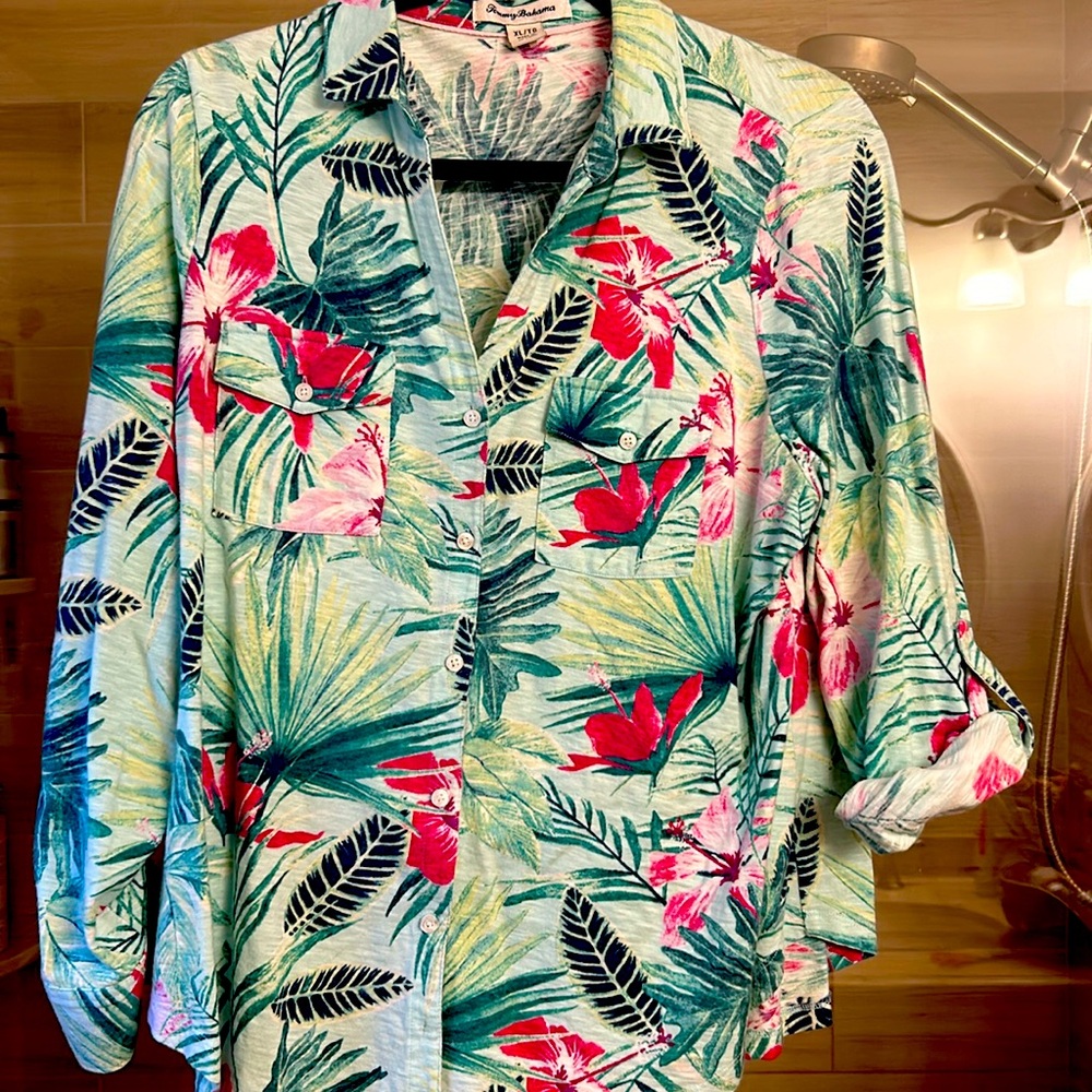 Tropical Tommy Bahama size x-large beautiful blouse. Machine washable.